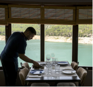 Mesa preparada junto a un ventanal con vistas naturales